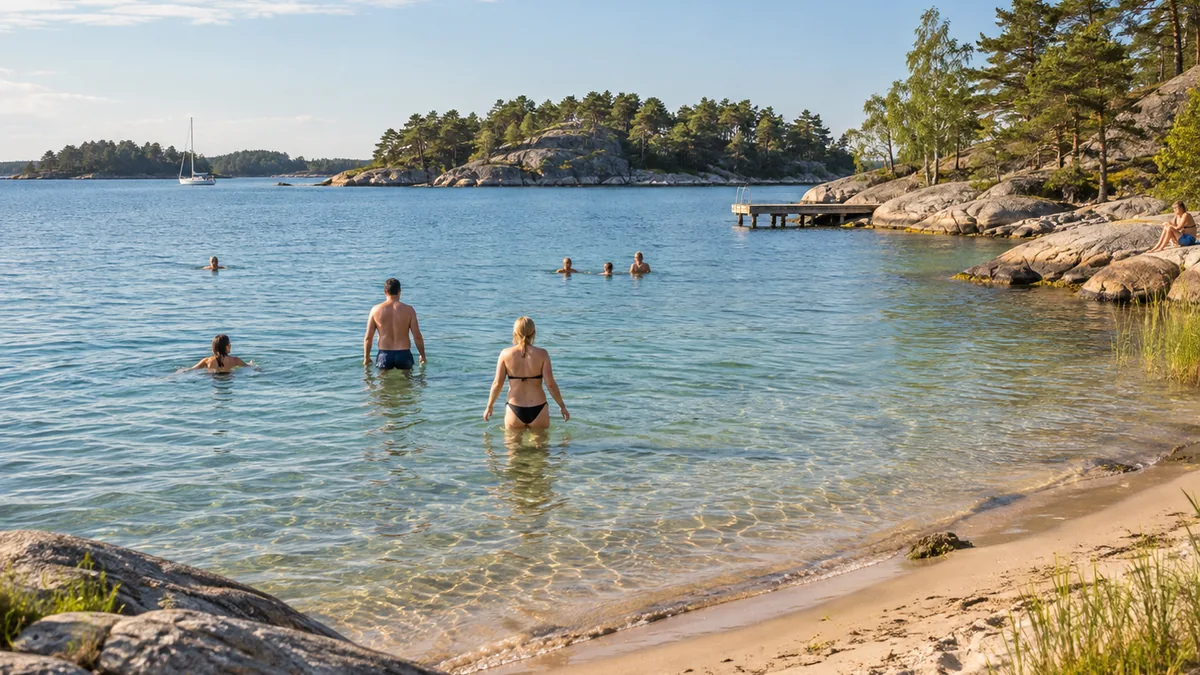 Baigneurs sur une plage de la Baltique en Suède pendant l’été