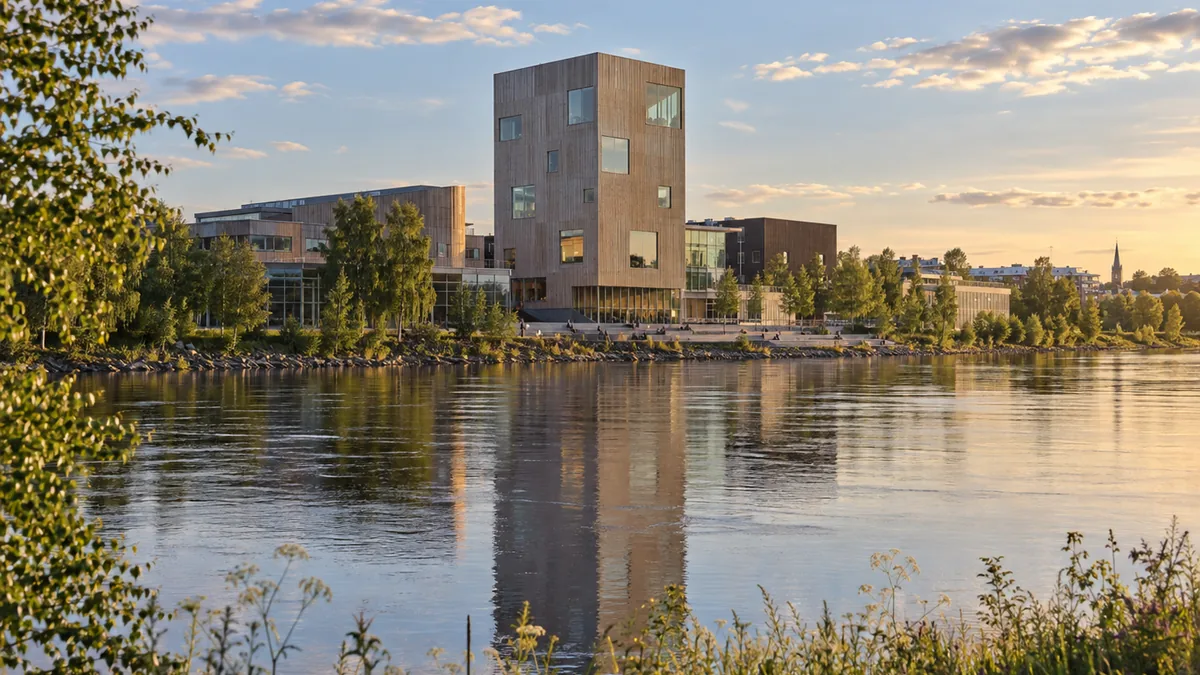 Bildmuseet à Umeå vu depuis les berges de la rivière Umeälven