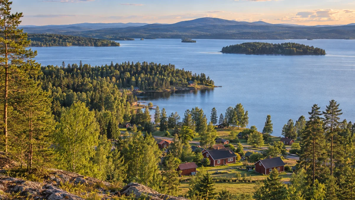 Vue panoramique du lac Siljan et des forêts de Dalécarlie