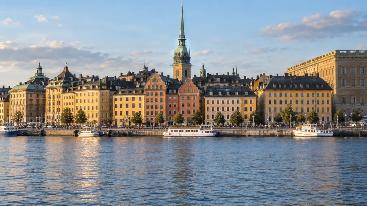Façades et quais de Gamla Stan vus depuis l'eau à Stockholm