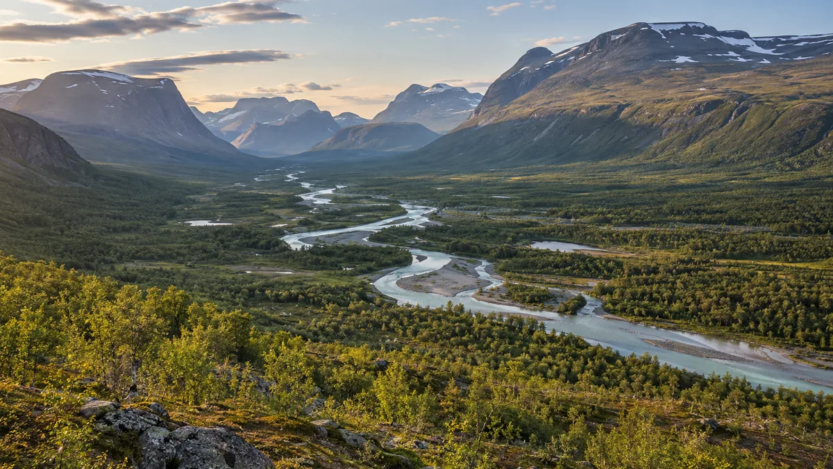 Paysage de Suède composé de montagnes, d’une rivière et de bouleaux en Laponie