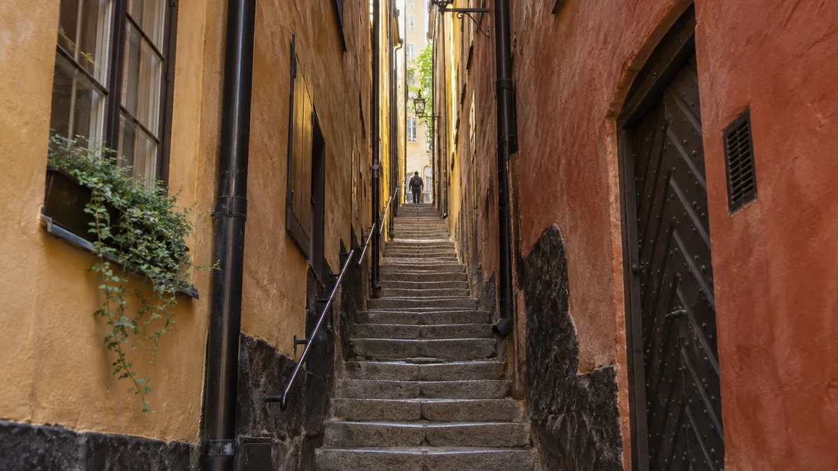 Marches de la ruelle Mårten Trotzigs gränd à Gamla Stan