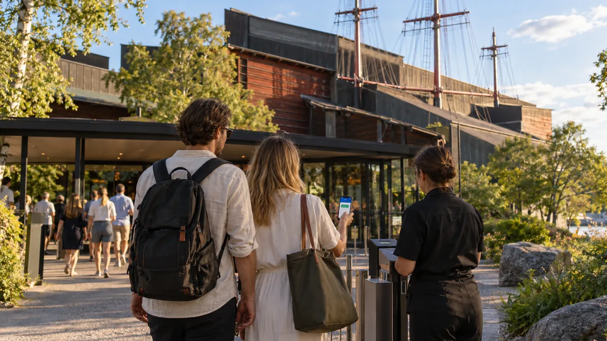 Voyageurs présentant un pass touristique près du musée Vasa à Stockholm