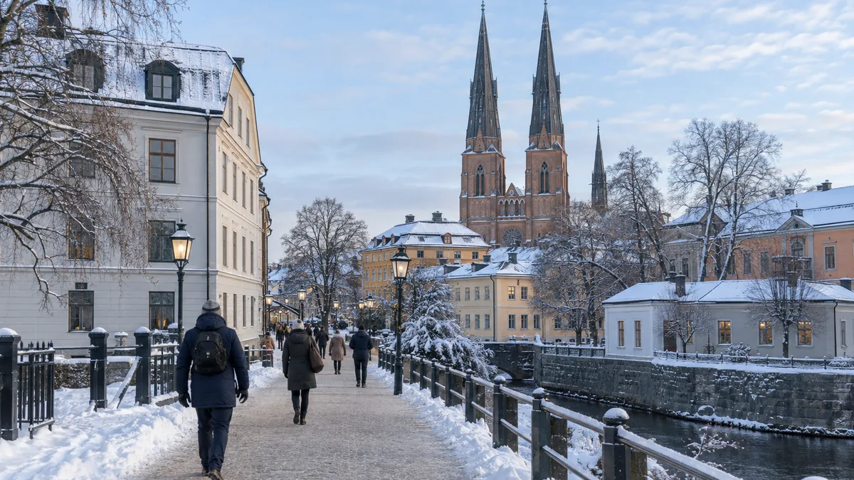 Centre historique d'Uppsala sous la neige en hiver